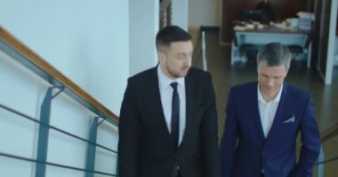 Ofiste yürüyüş iş adamları