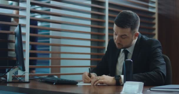 Manager skriver i office — Stockvideo