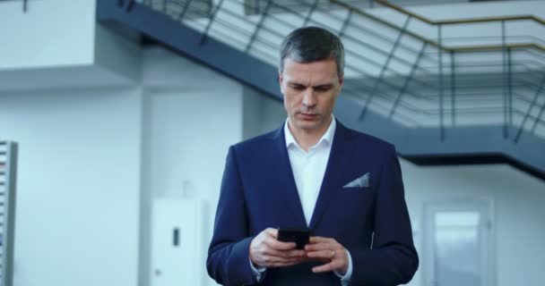 Businessman in suit using phone — Stock Video