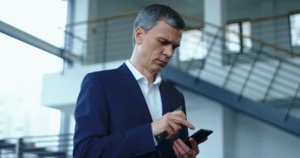 Businessman in suit using phone — Stock Video