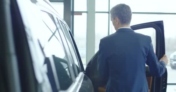 Cliente e revendedor no carro — Vídeo de Stock