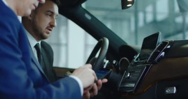 Müşteri ve satıcı smartphone araba için bağlanma