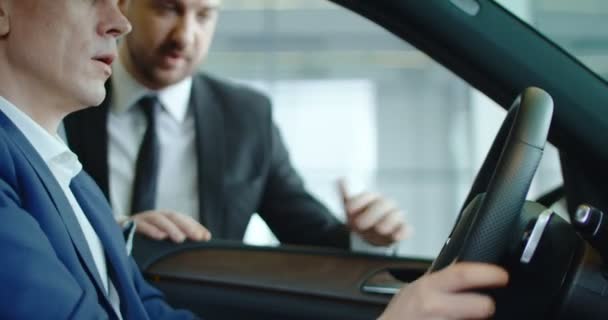 新しい車に座っているクローズ アップ クライアント — ストック動画