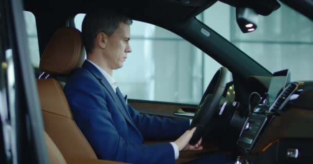 Az üzletember beállítja az új autó ülés — Stock videók