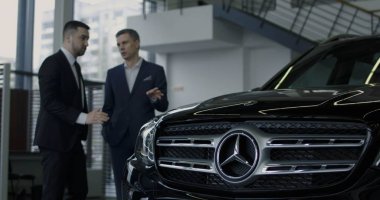 Yeni araba potansiyel müşteriye sunulması satıcısı