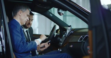 Müşteri ve satıcı smartphone araba için bağlanma