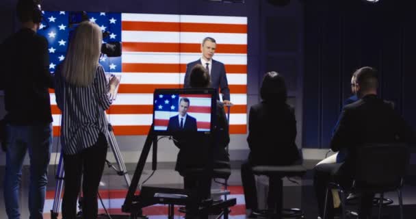 Officiële persconferentie uitvoeren op het podium — Stockvideo