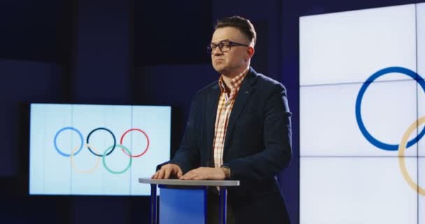 Âncora de notícias lendo as notícias esportivas olímpicas — Vídeo de Stock