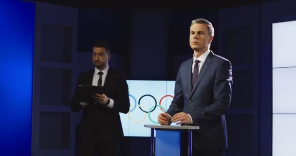 Staatsman uitgevoerd conferentie voor sport toernooi — Stockvideo