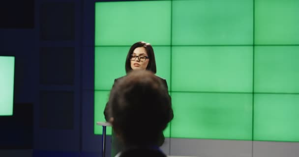 Empresaria confiada dando discurso en el escenario — Vídeo de stock