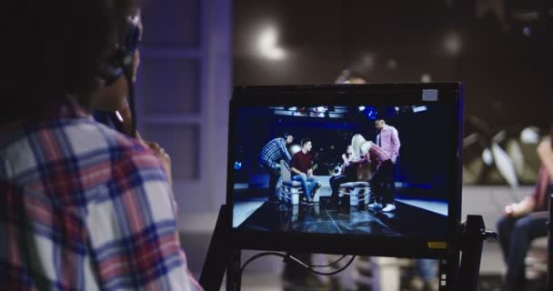 Diretor de palco assistindo show em registro — Vídeo de Stock