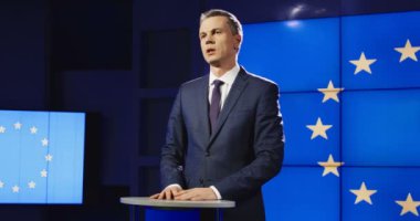 Kendine güvenen işadamı konferans kamu iletken