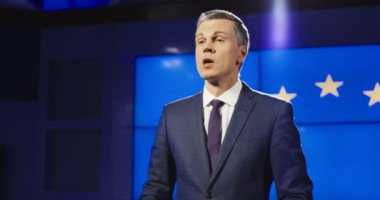 Kendine güvenen işadamı konferans kamu iletken