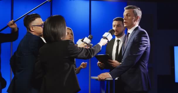 Empresário cortando entrevista com repórteres — Vídeo de Stock