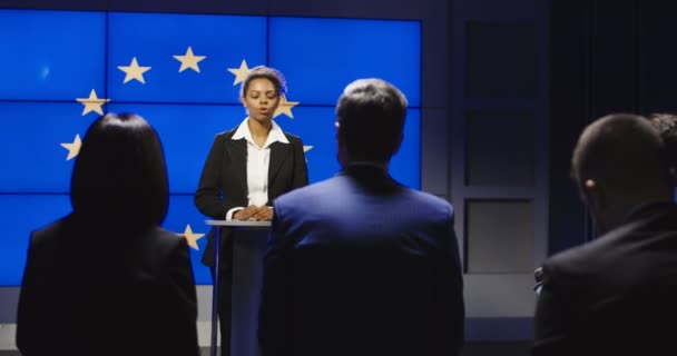 EU-Politikerin bei Pressekonferenz — Stockvideo