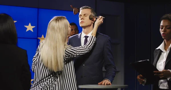 Maquiagem homens preparando político para anúncio — Fotografia de Stock