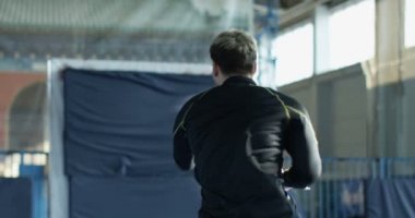 Adam kılıçla eğitim