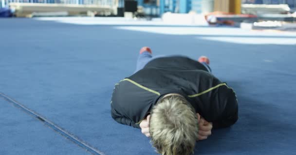 Sportman plank greep doen — Stockvideo