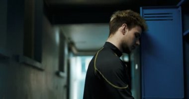 Sporcu soyunma odasında soyunma