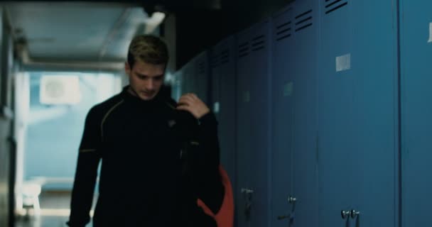 Sportif fatigué dans les vestiaires — Video