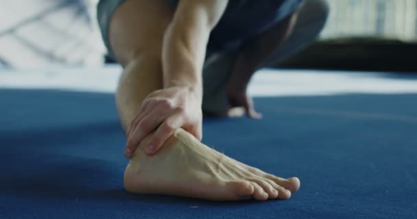 체육관에서 기지개 하는 스포츠맨 — 비디오
