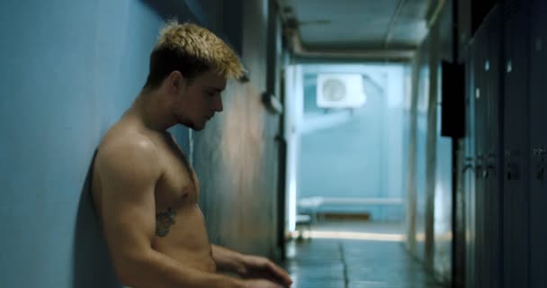 Disappointed sportsman in locker room — Stock Video