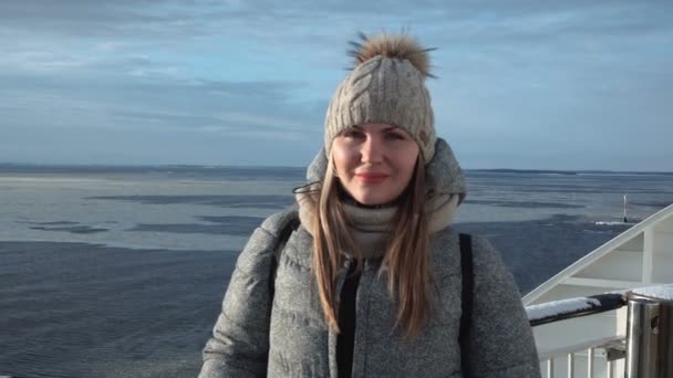Kobieta w odzież wierzchnia na mrożone seascape — Wideo stockowe