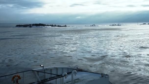 Enorme veerboot varen in de koude zee — Stockvideo