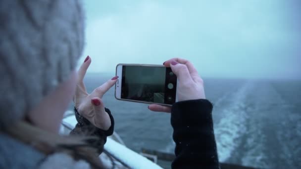 Mujer fotografiando el mar frío desde el barco — Vídeo de stock
