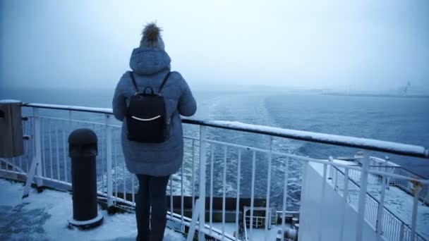 Mujer fotografiando el mar congelado desde el barco — Vídeo de stock
