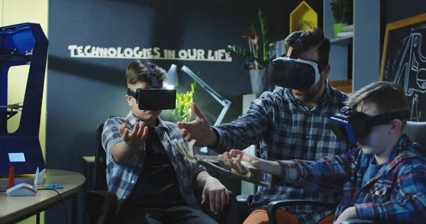 Niños examinando tecnología VR en laboratorio — Foto de Stock