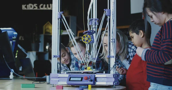 Niños estudiando el proceso de impresión 3D — Foto de Stock