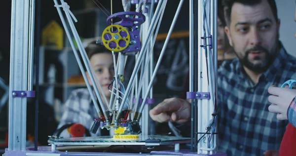 Profesor con niños explorando la impresión 3D — Foto de Stock