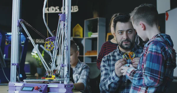 Profesor con niños explorando la impresión 3D —  Fotos de Stock