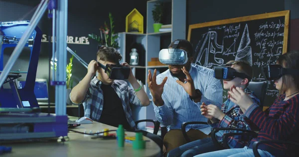 Человек с учениками изучает технологии виртуальной реальности — стоковое фото