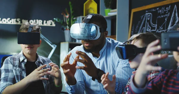 Niños con profesor explorando el mundo virtual — Foto de Stock