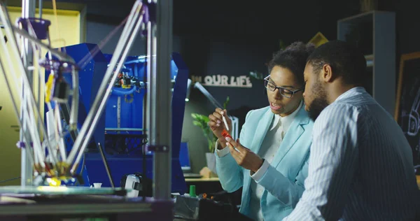 Ingenieros trabajando en laboratorio — Foto de Stock