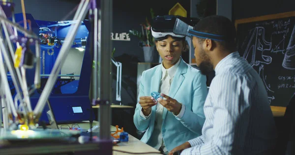 Colegas en gafas VR teniendo reunión — Foto de Stock