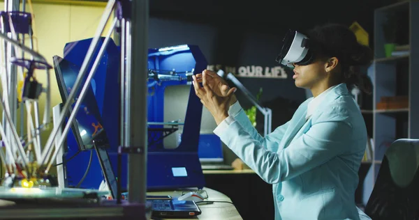 Científico en gafas VR trabajando en laboratorio — Foto de Stock