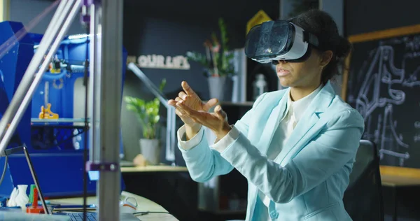 Científico en gafas VR trabajando en laboratorio — Foto de Stock