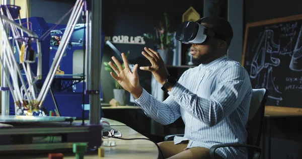 Trabajador de laboratorio en gafas VR — Foto de Stock