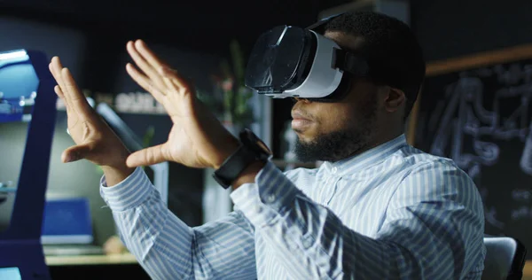 Trabajador de laboratorio en gafas VR — Foto de Stock