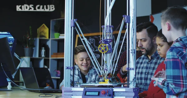 Profesor con niños explorando la impresión 3D —  Fotos de Stock