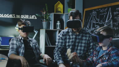 Çocuklar VR teknolojisi laboratuvarında incelenmesi