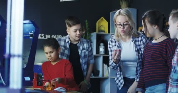 Schoolkinderen verkennen van technologie in het lab — Stockvideo