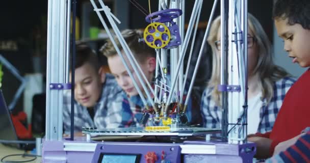 Niños estudiando el proceso de impresión 3D — Vídeos de Stock