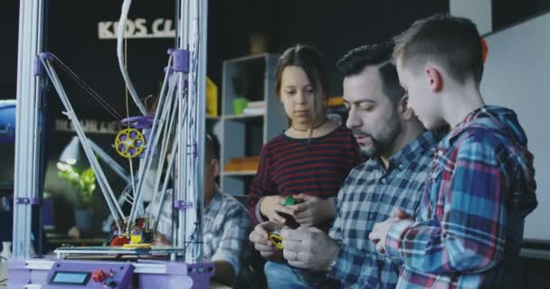 Profesor con niños explorando la impresión 3D — Vídeo de stock