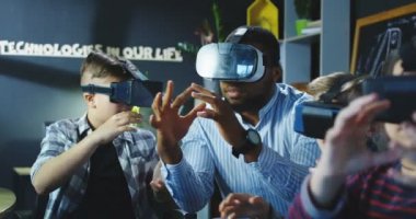 Sanal dünya keşfetmek öğretmen çocuklarla