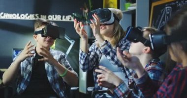 Sanal dünya keşfetmek öğretmen çocuklarla