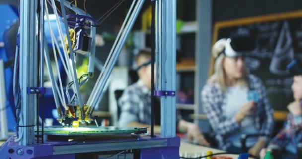 Mujer con alumnos que estudian tecnologías VR — Vídeos de Stock